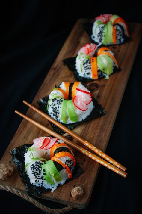 Sushi donuts Sushi Donut, Sushi Dessert, Sushi For Kids, Sushi Pizza, Dinner Party Appetizers, Sushi Recipes Homemade, Japanese Food Sushi, Sushi Cake, Sushi Art