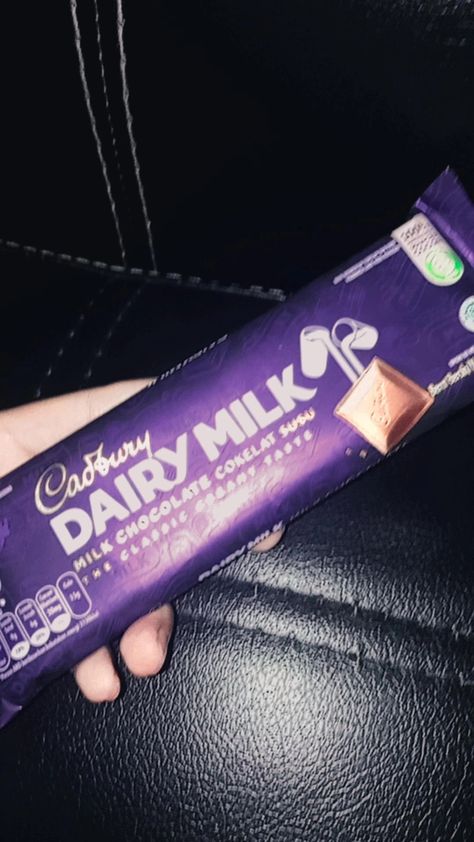 Prank temen makan coklat Coklat Dairy Milk, Coklat Cadbury, Cadbury Dairy Milk, Dairy Milk, Energy Drink Can, Energy Drinks, Red Bull, Chocolate Milk, Beverage Can