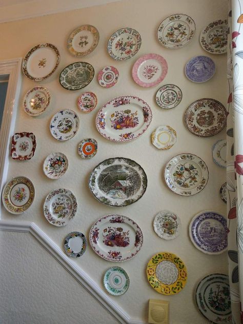 China Plates On Wall Display, Wallplates Ideas, Plate Art Wall Decorating Ideas, Decor Business Ideas, Plate Walls, Wall Mirror Stickers, Home Decor Business Ideas, Eclectic Dishes, Plate Wall Display