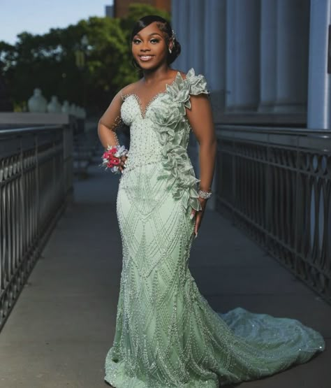 Prom Dress Designs Ideas, Green Homecoming Dresses Black Women, Light Green Prom Dress Black Couple, Light Green Prom Dress Black Women, Prom 2024 Black People, Mint Green Homecoming Dresses, Prom Dresses Lightskins, Mint Green Prom Dress, Sparkly Prom Dresses