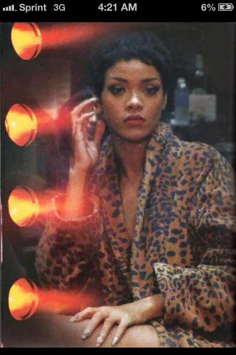 Subtle, beautiful. Rihanna Book, Looks Rihanna, Rihanna Outfits, Rihanna Looks, Rihanna Photos, Book Pictures, Rihanna Riri, Rihanna Style, Bad Gal