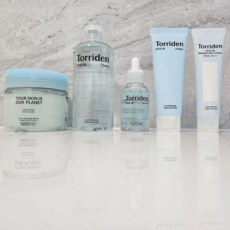 #ad 💝 A skincare range gifted by StyleKorean for test and review is this selection of Torriden DIVE IN Low Molecular Hyaluronic Acid skincare products: 💗 Multi-Pads: Gently exfoliates the skin and eliminates excess sebum and impurities, leaving skin plump and moisturise. 💗 Toner: Helps to replenish the skin’s moisture levels, keeping skin supple while providing anti-aging benefits. 💗 Serum: A lightweight but powerful serum that instantly hydrates and soothes skin and gives skin an extra... Torriden Skin Care, Hyaluronic Acid Serum, Skincare Set, Natural Skin, Skincare Products, Hyaluronic Acid, Dive In, Natural Skin Care, Toner