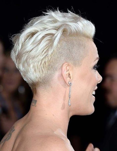 Pink Singer Hairstyles, Pink Haircut, Short Shaved Hairstyles, Half Shaved Hair, Shaved Side Hairstyles, Short Haircut Styles, Best Short Haircuts, Penteado Cabelo Curto, Undercut Hairstyles