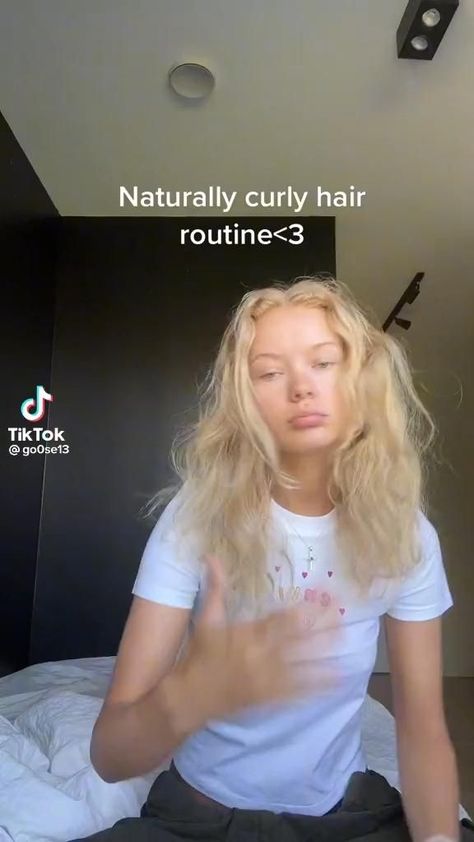 Tiktok Curly Hair, Pelo Ondulado Natural, Frizzy Wavy Hair, Frizzy Hair Tips, Hair Washing Routine, Poofy Hair, Wavy Hair Care, Wavy Hairstyles Tutorial, Frizzy Curly Hair