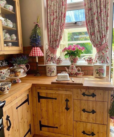 15 Cute Cottage Kitchen Decor Ideas Yellow Kitchen Cabinets, Cottage Kitchen Decor, Cocina Shabby Chic, Reclaimed Wood Kitchen Island, Reclaimed Wood Kitchen, Cottage Style Kitchen, Kitchen Decor Inspiration, Cottage Style Home, Casa Country