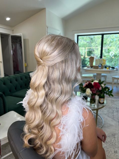 Wedding Long Blonde Hair, Elegant Bridal Hair Half Up, Classy Wedding Hair Half Up, Half Up Half Down Weddinghair, Glamorous Bridesmaid Hair, Elegant Bridal Hairstyles Down, Boho Glam Wedding Hair, Blonde Formal Hair, Half Up Blonde Hair