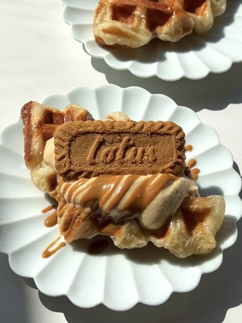 Biscoff Croffles - butt.erhand Biscoff Croissant, Biscoff Waffles, Food Polls, Biscoff Biscuits, Waffle Ingredients, Trendy Food, Biscoff Cookies, Meaningful Lyrics, Shower Stuff