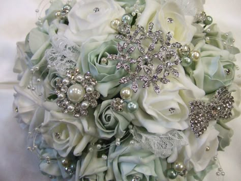 Quince Sage Green Crown, Sage Green Quinceanera Bouquet, Quince Bear Sage Green, Quince Ramos Sage Green, Green Quince Bouquet, Sweet 16 Crowns, Quinceanera Flowers, Quince Pictures, Quinceanera Bouquet