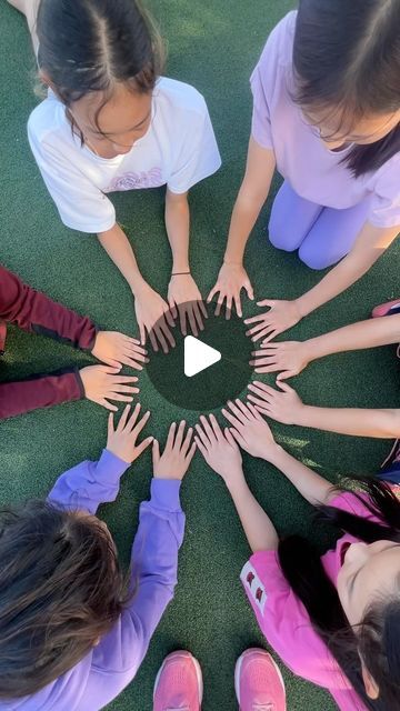 NETFIT NZ on Instagram: "HOW TO PLAY the infamous HAND GAME ⬇️

Overlap your hand with the person next to you

Pass the tap around the circle

Double tap = change direction 

Fist = skip

Make a mistake and you hand is out 

TRY IT AND TAG US 🤝🏽" Quick Games For Kids, Tutting Dance, Hand Clapping Games, Team Games For Kids, Advisory Activities, Slap Game, Family Olympics, Scouts Activities, Clapping Games