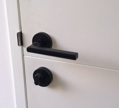 Best Door Handles, White Door Black Handle, Door Handle Ideas, Door Knobs Ideas, Modern Door Knobs, Door Handles Black, Bedroom Door Handles, Black Door Hardware, Doors Handles