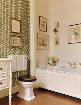 Inside Rita Konig's smart London house, created by combining two flats into one Rita Konig Kitchen, Half Bathroom Decor Ideas, Rita Konig, London Home, London House, Bathroom Inspiration Decor, Upstairs Bathrooms, English Country House, Elegant Bathroom