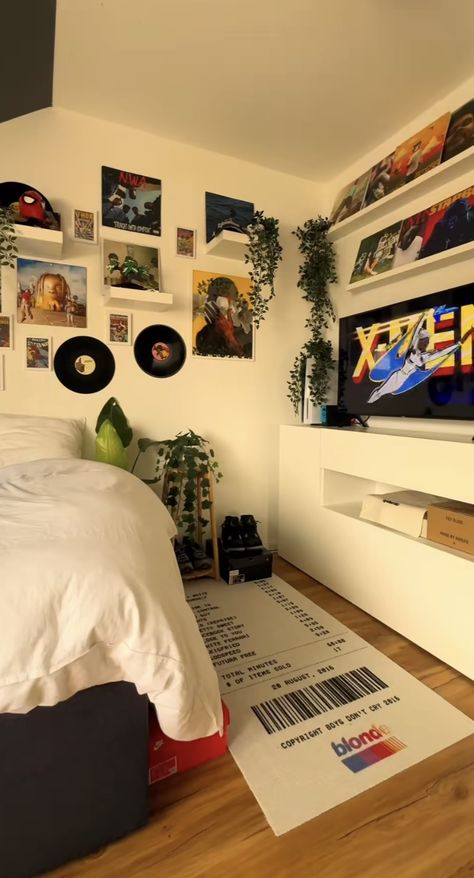 Edgy Dorm Room Aesthetic, Bedroom Inspirations Music Aesthetic, Modern Men’s Room Ideas, Bedroom California Style, Street Wear Bedroom Ideas, Room Decor Ideas Loft Bed, Bedroom Ideas Quirky, Cool Men’s Room Aesthetic, Room Inspired Aesthetic