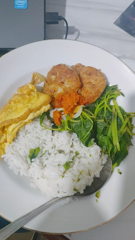 Rice, spinach, Potato fritter and sambal Lunch Aesthetic Home, Spinach Potato, Culinary Cooking, Spiced Drinks, Resep Diet, Healthy Menu, Makanan Diet, Delicacy Food, Food Vids