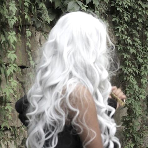 Silver White Hair, Long White Hair, Targaryen Aesthetic, Fantasy Hair, Tan Skin, Long Curly, Aesthetic Hair, Silver Hair, White Hair