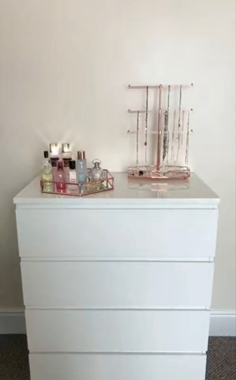 Chest Of Drawers Bedroom Ideas, White Drawers Bedroom, Small Apartment Ideas Space Saving, Room Decor Bedroom Rose Gold, Drawers Organization, Chest Of Drawers Decor, Ikea Inspired Bedroom, Ikea Chest Of Drawers, Drawer Decor