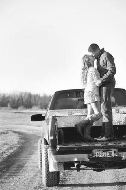 Country Couple Poses, Country Couple Photos, Country Couple Pictures, Country Engagement Pictures, Country Relationships, Cute Country Couples, Country Couples, Engagement Photos Country, Pick Up Truck