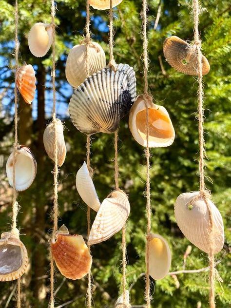 Create unique hanging decorations using these tutorials and tips to create beauty and life in your outdoor spaces. Perfect for gardens, porches, and more! #Garden #GardenDecor #OutdoorSpaces #OutdoorDecor #HangingDecorations Outdoor Wall Hangings Ideas, Tree Hanging Decor Outdoor, Garden Mobiles Diy, Diy Garden Hanging Decor, Outdoor Hanging Decorations, Diy Tree Hanging Decor Outdoor, Diy Hanging Garden Decor, Outdoor Mobiles Garden Art, Diy Outdoor Hanging Decor