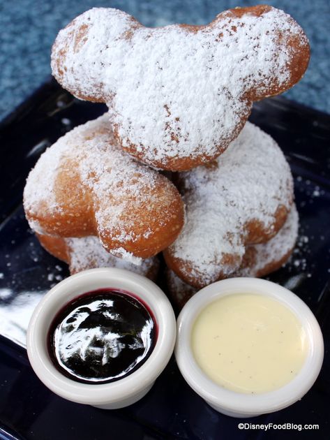 Best Disneyland Restaurants, Mickey Beignets, Disneyland Snacks, Disneyland Restaurants, Disney Desserts, Disneyland Food, Disney Treats, Disney World Food, Disney Snacks