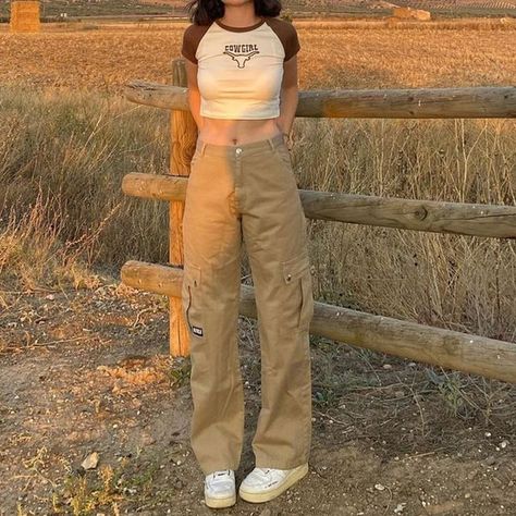 BrickBlack - Plain Wide-Leg Cargo Pants Outfits With Cargo Pants, Celana Kargo, Cargo Outfit, Estilo Indie, Khaki Cargo Pants, Cargo Pants Outfit, Cargo Khaki, Indie Aesthetic, Baggy Pants