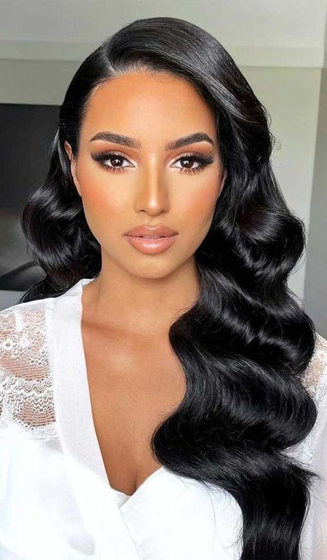 Stunning makeup for a glam bride #glambride #glammakeup #weddinghairdown #halfupdos @itakeyou Wedding Makeup Black Hair, Bride Hairstyles With Veil Down, Makeup With Black Hair, Makeup Ideas Black Hair, Soft Romantic Makeup, Romantic Makeup Looks, Bride Makeup Brown Eyes, Makeup Ideas Black, Bride Hairstyles With Veil