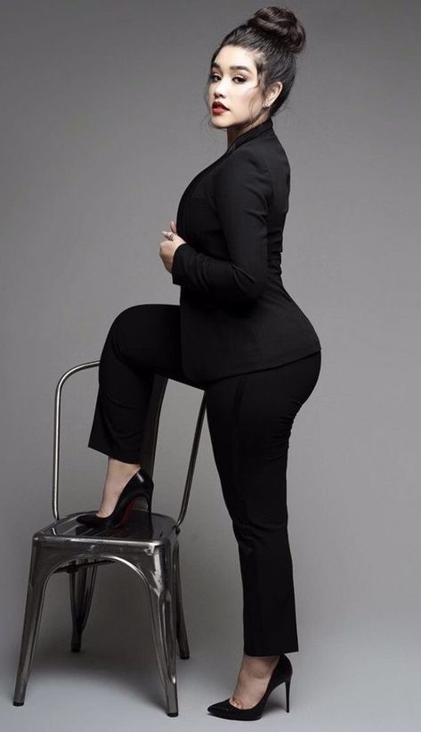 Power Poses For Women Sitting, Female Modeling Poses, Plus Size Photography, Plus Size Posing, Shooting Studio, Headshot Poses, Best Winter Outfits, Business Photoshoot, Photography Posing Guide