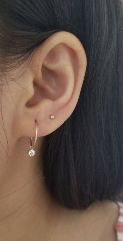 Upper Earlobe Piercing, Double Ear Piercing Ideas Simple, Upper Ear Lobe Piercing, 2nd Lobe Piercing, Piercing Combos, 2nd Ear Piercing, Double Lobe Piercing, Second Ear Piercing, Upper Lobe Piercing