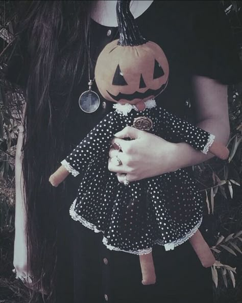 Photo Halloween, Goth Baby, Hxh Characters, Halloween Doll, Creepy Dolls, Halloween Inspiration, Creepy Cute, Halloween Town, Samhain