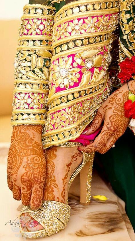 Saree Bollywood, Bridal Details, Gotta Work, Gotta Patti, Wedding Shot, Indian Woman, Mehendi Design, Asian Bride, Shoes Wedding