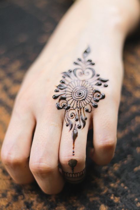 Arabic Art Artist, #Arabic, #Artist, #Art Mehdi Degine Simple, Mehdi Degine, Mehndi Designs Finger, Finger Mehndi Design, Finger Mehndi, Mehedi Design, Beginner Henna, Tato Henna, Finger Henna Designs