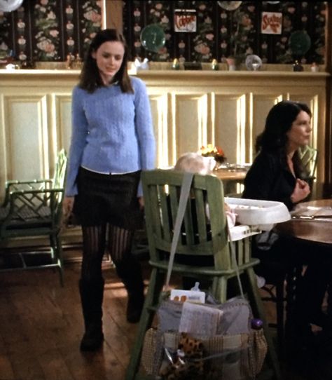 Rory Gilmore Season 5 Outfits, Yale Rory Outfit, Rory Outfits Season 1, Rory Gilmore Style Outfits Season 1, Emily Gilmore Outfits, Rory Gilmore Style Season 1, Rory Gilmore Outfits Season 1, Lorelai Outfits, Rory Outfits