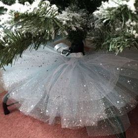 Christmas Tree Container, Tulle Christmas Trees, White Tree Skirt, Diy Christmas Tree Skirt, Buttons Art, Diy Tulle, Xmas Tree Skirts, Christmas Skirt, Diy Tree