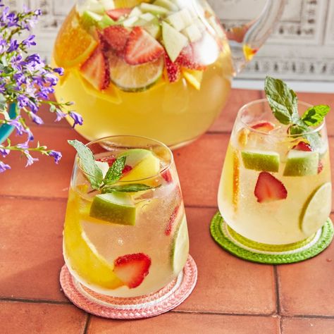 white sangria recipe Peach Moscato, Spring Drinks, Moscato Sangria, White Sangria Recipe, Strawberry Sangria, Batch Cocktails, White Sangria, Sangria Recipe, Strawberry Kiwi