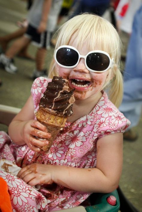 Eating Ice Cream Aesthetic, People Eating Ice Cream, Kids Eating Ice Cream, Baby Ice Cream, Ice Cream Pictures, Portrait Drawing Tips, Ice Cream Brands, Vintage Ice Cream, Ice Cream Photos