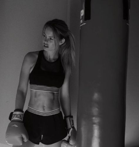 Boxing Women Aesthetic, Boxing Girl Aesthetic, Woman Boxing, Womens Boxing, Kickboxing Women, Boxing Women, Kick Boxing Girl, Female Boxing, Easy Fitness