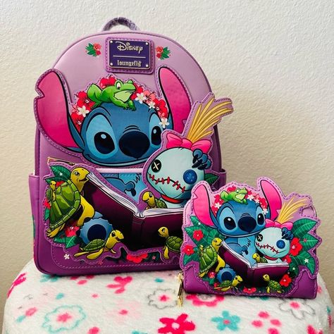 Loungefly Disney Lilo & Stitch Scrump Reading Mini Backpack and Wallet Bag Display Ideas Bedroom, Stitch Reading, Stitch Loungefly, Stitch Scrump, Lounge Fly, Loungefly Purse, Disney Backpack, Disney Loungefly, Disney Bags