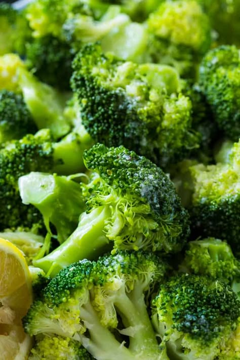 Lemon Butter Broccoli - Skinny Southern Recipes Lemon Butter Broccoli, Steamed Broccoli Recipes, Easy Broccoli Recipes, Low Carb Broccoli, Broccoli Recipes Healthy, Butter Broccoli, Broccoli Recipes Side Dish, Broccoli Lemon, Broccoli Dishes