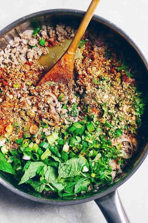 Larb Moo, Thai Larb, Pork Larb, Larb Recipe, Easy Paleo Dinner Recipes, Thai Salad, Whole30 Keto, Low Carb Salad, Raw Vegetables