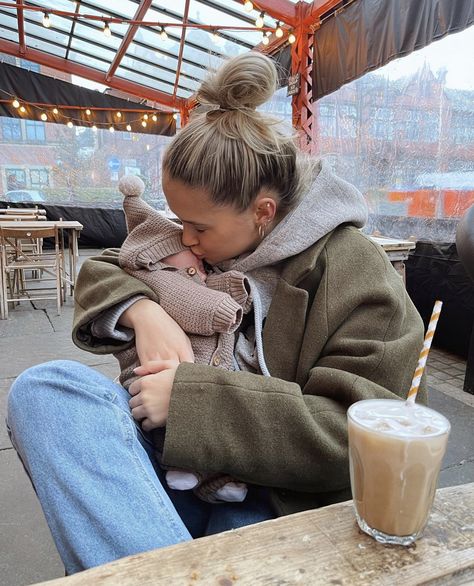 Baby Chloe, Single Mum, Moms Goals, Cute Maternity Outfits, Mom Son, Future Mom, Blonde Guys, Mommy Life, Family Lifestyle