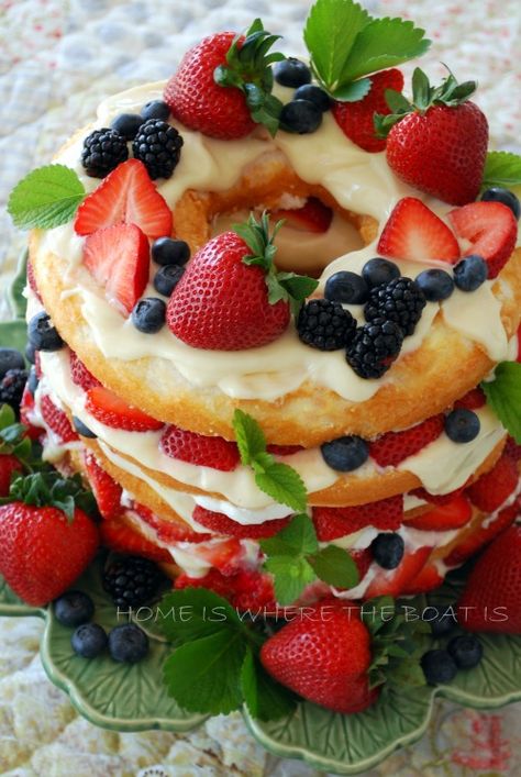 A light summer dessert - a jar of lemon curd whipped with light cream cheese on a split angel food cake and fresh lush berries @ Home Is Where The Boat Is.Wordpress Light Summer Desserts, Být Fit, Food Bakery, Cake Fruit, Fruit Party, Layered Cake, Angel Food Cake, Food Cake, Izu