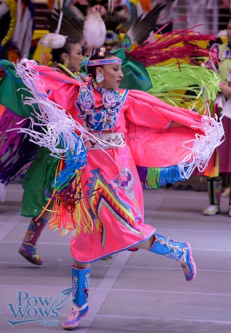 Fancy Shawl - 2015 Gathering of Nations | by Paul Gowder Fancy Dance Outfits, Powwow Dancers, Fancy Shawl Regalia, Powwow Outfits, Fancy Shawl, Shawl Outfit, Native American Dance, Native American Dress, Powwow Regalia