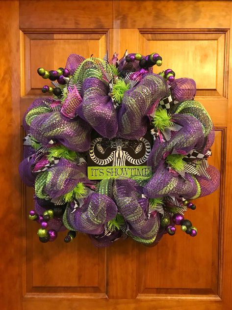 Beetlejuice Wreath Diy, Beetlejuice Wreath, Beetlejuice Decor, Halloween Tattoo Flash, Ribbon Wreaths, Wreath Inspiration, Halloween Mesh Wreaths, Deco Mesh Wreaths Tutorials, Halloween Props Diy