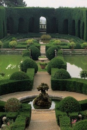 Italian Walled Garden, Estate Garden Design, Italian Driveway, Italian Courtyard Garden, European Garden Design, Italian Garden Design, Italian Garden Ideas, Italian Garden Landscaping, Georgian Garden