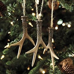 Antler Ornaments, Antler Christmas Tree, Camo Christmas, Painted Antlers, Deer Antler Decor, Beige Highlights, Antler Christmas, English Christmas, Traditional Holiday Decor