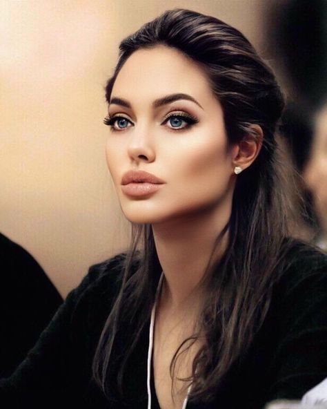 angelina jolie How To Do Contouring, Angelina Jolie 90s, Angelina Jolie Makeup, Angelina Jolie Style, Model Tips, Angelina Jolie Photos, Girl Interrupted, Monica Bellucci, Contour Makeup