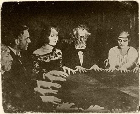 Writers in London in the 1890s: 10 Steps to Hosting Your Own Victorian Seance The Bowery Boys, Halloween History, Blithe Spirit, Ghost Stories, Vintage Halloween, Dark Art, Old Photos, Vintage Photos, Supernatural