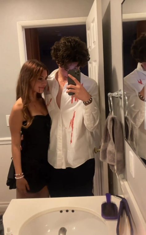 Vampire Costume Couple, Vampire Couples, Halloween Duos, Halloween Club, Vampire Halloween Costume, Vampire Costumes, Trio Halloween Costumes, Couples Costume, Pretty Halloween Costumes