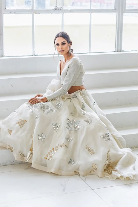 Haldi Outfits White, White Organza Lehenga, Silver Applique, Lehenga Inspiration, Lehnga Dress, Gaun Fashion, Leaf Designs, Indian Bridal Dress, Traditional Indian Outfits