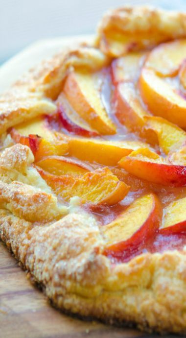 Peach Crostata Recipes, Wood Fire Recipes, Fruit Platers, Gallete Recipe, Peach Crostata, Peach Tart Recipes, Peach Galette Recipe, Galette Recipes, Peach Desserts Easy