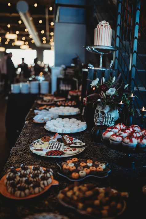 Goth Dessert Table, Black Wedding Dessert Table, Spooky Dessert Table, Halloween Wedding Desserts, Gothic Wedding Desserts, Halloween Wedding Candy Bar, Gothic Dessert Table, Halloween Wedding Food, Black Dessert Table