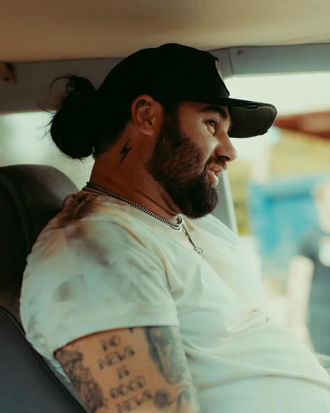 Joe Wetzel Tattoos, Country Singer Tattoos, Koe Wetzel Aesthetic, Koe Wetzel Wallpaper, Country Daughter, Koe Wetzel Tattoos, Tattoo Ideas Simple, Koe Wetzel, Texas Country Music